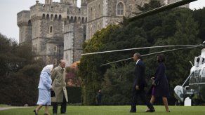 Obama llega al castillo de Windsor para almorzar con Isabel II
