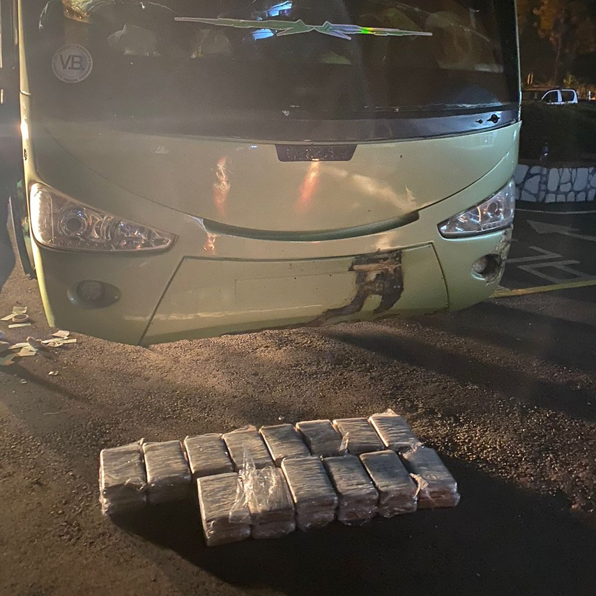 Detención provisional para conductor y acompañante del bus que transportaba droga