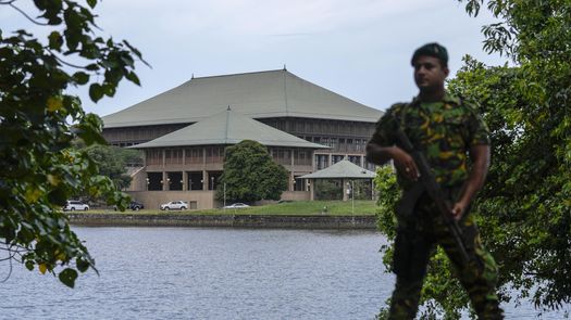 El presidente del Parlamento de Sri Lanka, Mahinda Yapa Abeywardana, prometió un proceso político rápido y transparente.