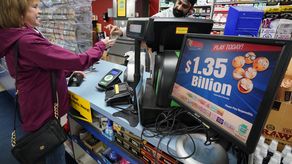 Los números elegidos en el sorteo del viernes en la noche fueron 30, 43, 45, 46, 61, con el Gold Mega Ball 14.