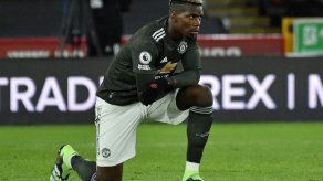 Futbolistas ingleses respaldan masivamente la rodilla a tierra contra el racismo