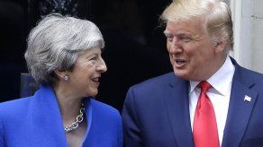 Trump pasa de la pompa a los negocios en Gran Bretaña