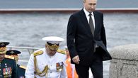 El presidente de Rusia, Vladimir Putin, camina con el comandante en jefe de la Armada rusa, el almirante Nikolai Yevmenov, mientras participa en el desfile naval principal que marca el Día de la Armada Rusa, en San Petersburgo. El presidente de Rusia, Vladimir Putin, camina con el comandante en jefe de la Armada rusa, el almirante Nikolai Yevmenov, mientras participa en el desfile naval principal que marca el Día de la Armada Rusa, en San Petersburgo.