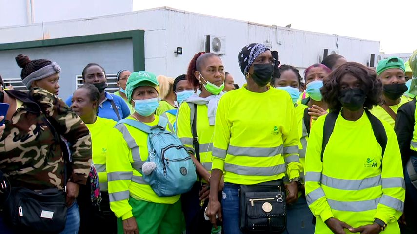 Los trabajadores de aseo aseguran que les prometieron aumento de aproximadamente 200 dólares.