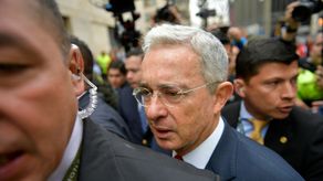 Declaran culpable al expresidente colombiano Álvaro Uribe por soborno.