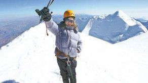 Niña de once años escala nevado Illimani en Bolivia