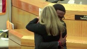 Joven de Texas abraza a asesina de su hermano en extraordinario gesto de perdón