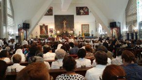 Dan el último adiós a la madre del Padre David Cosca