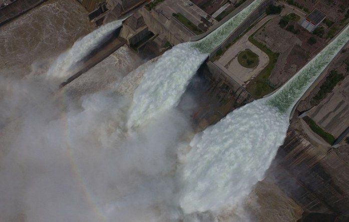 Espectaculares imágenes aéreas en China de descarga de agua de una presa