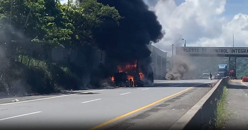 Vehículo incendiado detiene tráfico en el puesto de control en Guabalá.