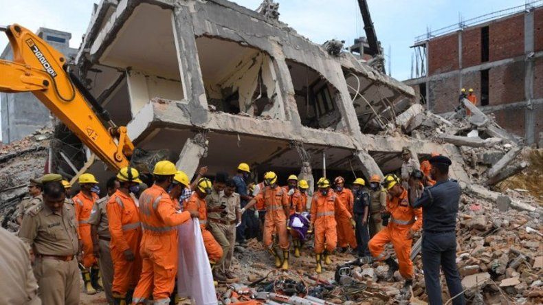 Hallan 6 cuerpos entre escombros de edificios en India