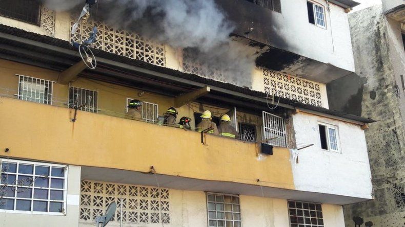 Bomberos logran extinguir el incendio en la Avenida Nacional