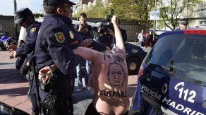 Activista Femen acepta un año de cárcel lanzar un libro a exministro español