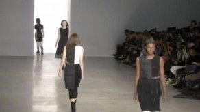Una mujer urbana pero ligeramente gitana propone Calvin Klein en N.Y