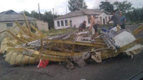 Derriban avión con 295 personas en Ucrania
