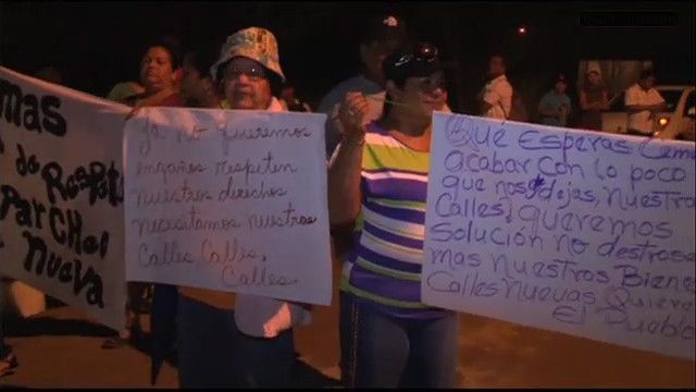 Moradores de Caimitillo cierran vía y exigen reparación de calles