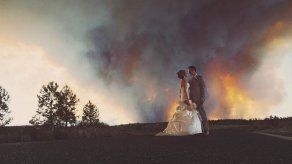 Novios se fotografían con incendio