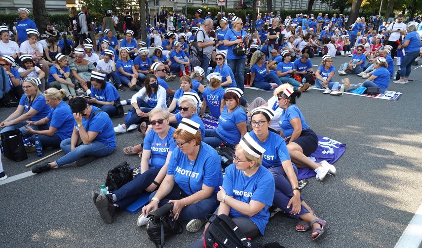El personal médico participa en una protesta en Varsovia.
