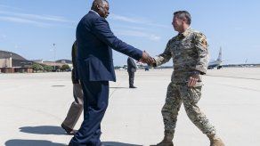 El secretario de Defensa, Lloyd Austin saluda al general del ejército estadounidense Scott Miller, ex comandante de alto rango de los Estados Unidos en Afganistán.
