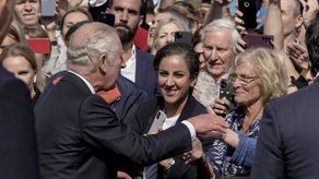 El rey Carlos III ajó del auto para saludar a la gente y contemplar la enorme cantidad de ofrendas florales en honor de su madre.