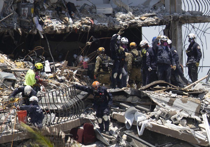 Cincuenta y cinco apartamentos se convirtieron en una montaña de escombros donde hoy trabajaban contrarreloj más de 240 personas en distintos cometidos pero con una prioridad: hallar sobrevivientes.