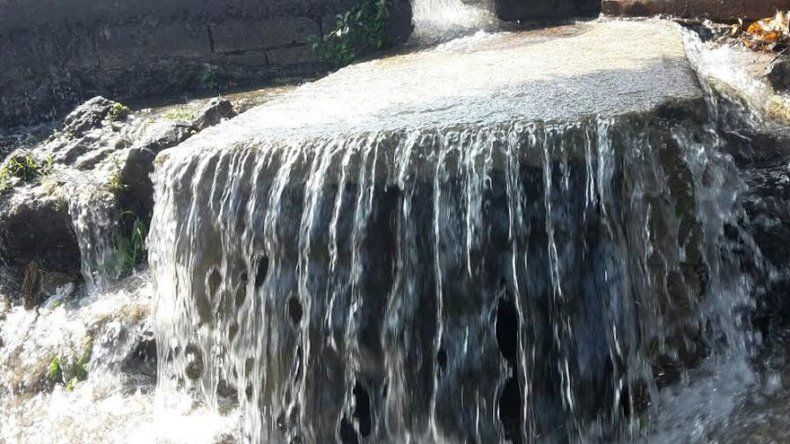 Residentes de Monte Oscuro sin agua por rotura de tubería