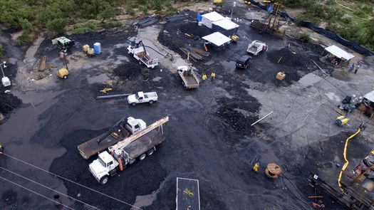 Vista aérea que muestra el sitio donde el personal de rescate intenta llegar a 10 mineros que han quedado atrapados en una mina de carbón inundada desde el 3 de agosto, en la comunidad de Agujita, Municipio de Sabinas, Estado de Coahuila, México.