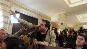 Ofrecen trabajo a periodista que lanzó zapatos a Bush