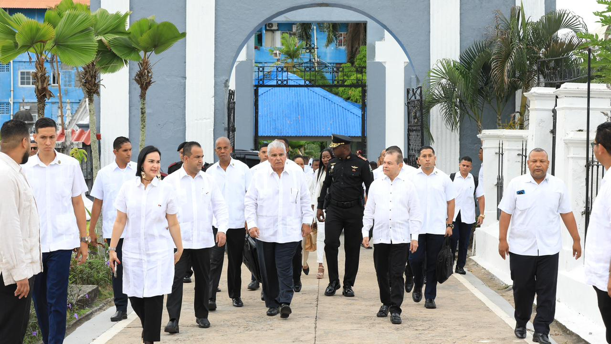 Presidente Mulino encabeza romería del Día de los Difuntos en el Cementerio Amador