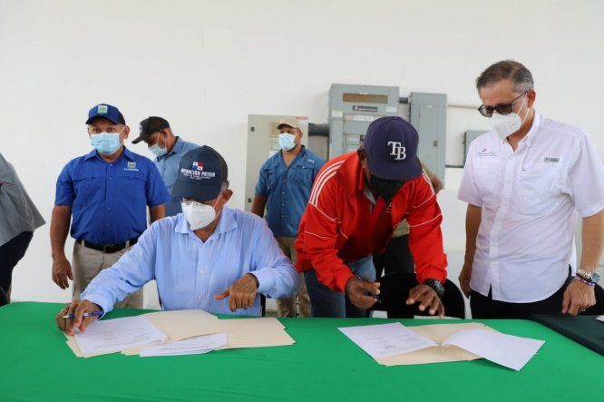 Firma del acuerdo entre productores de cebollas de Natá y el ministro Augusto Valderrama.