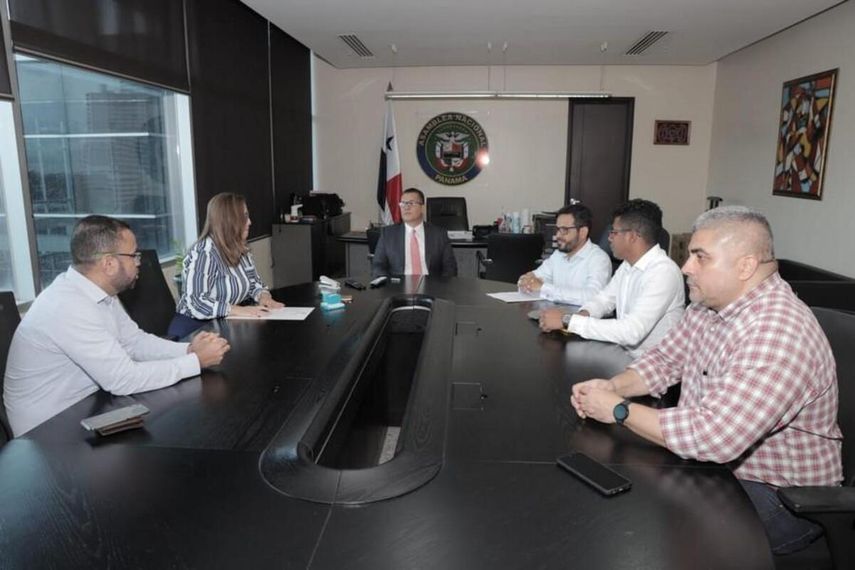 Presentación  grupo de activistas profamilia y provida de la iniciativa&nbsp; ante la Dirección de Participación Ciudadana de la Asamblea Nacional.