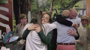 Abrazos y lágrimas con la apertura de la burbuja para viajar entre Australia y Nueva Zelanda.