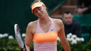 Sharapova promete levantarse después de que Roland Garros rechazara invitarla