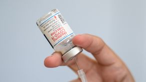 El director ejecutivo de Moderna, Stéphane Bancel, calificó estos resultados como tranquilizadores y añadió que la compañía sigue desarrollando una vacuna específica contra ómicron.