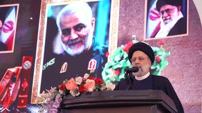 Ebrahim Raisi, presidente de Irán, con una foto al fondo de Qasem Soleimani.