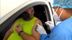 Voluntarios continúan asistiendo a colocarse la vacuna de AstraZeneca