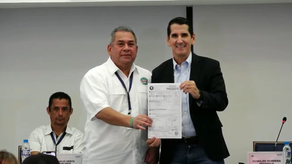 Roux recibe acta de proclamación tras victoria en elecciones primarias del CD