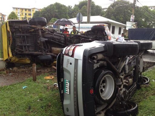 Cinco personas heridas, 2 estaban atrapadas, en accidente en P. Lefevre