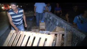 Camión cargado de mercancía se vuelca en Loma Campana