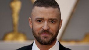 La 89a edición de los Premios Oscar inició con música y política
