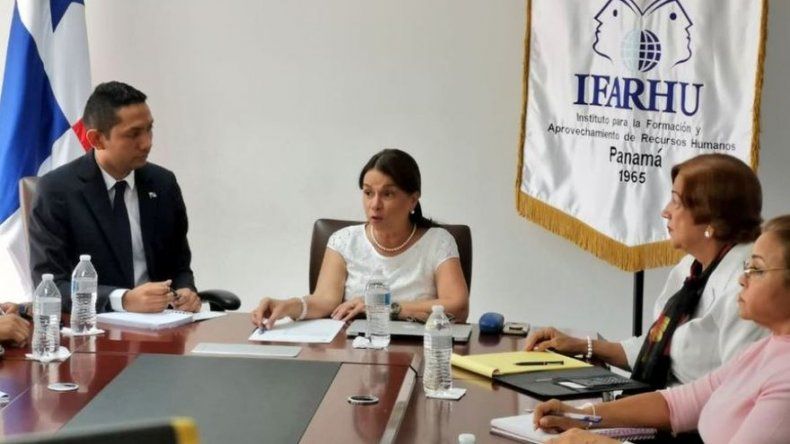Ifarhu y Meduca coordinan instalación de mesa técnica para abordar temas de becas