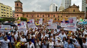 Cientos marchan en defensa de Uribe antes de indagatoria judicial en Colombia