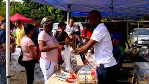 Residentes de Las Cumbres realizan largas filas para adquirir arroz en agroferia