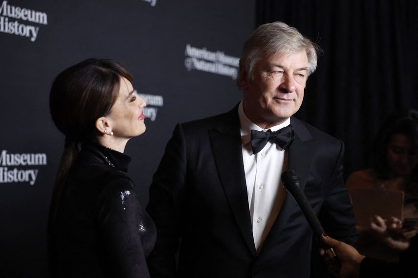 Alec Baldwin pierde la paciencia y le tira el celular a una activista
