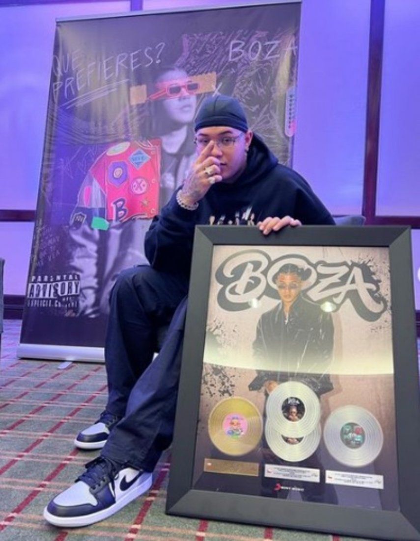 Boza recibe varios reconocimientos por sus éxitos musicales en Chile