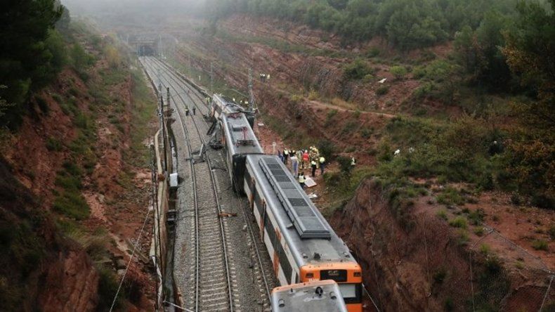Un muerto y 44 heridos al descarrilar un tren en España