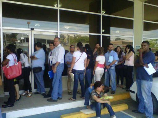 Denuncian incomodidades y largas filas en Migración
