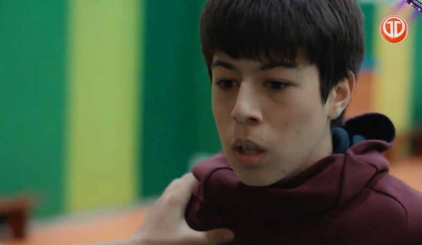 TRAICIONADA | Alí golpea a un compañero de la escuela