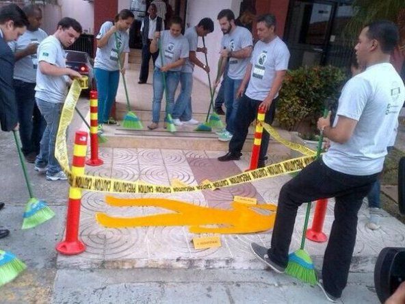 Jóvenes con escoba en mano protestaron ahora ante la Fiscalía Electoral
