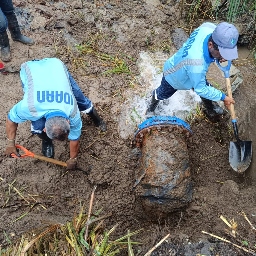 Continúa los trabajos del IDAAN por reparar tubería en San Miguelito.